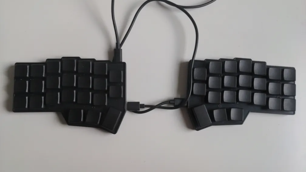 corne keyboard with black keycaps